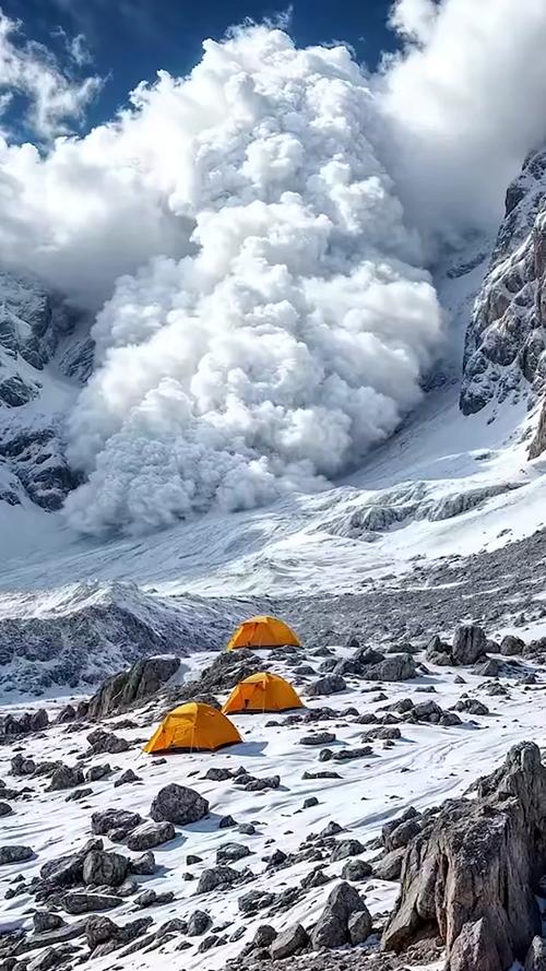 雪山多游客拍到雪崩