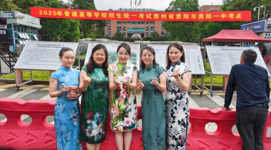 2025全年資料免費大全和双胞胎考场外跪爷爷与双胞胎兄弟跪求母亲回家